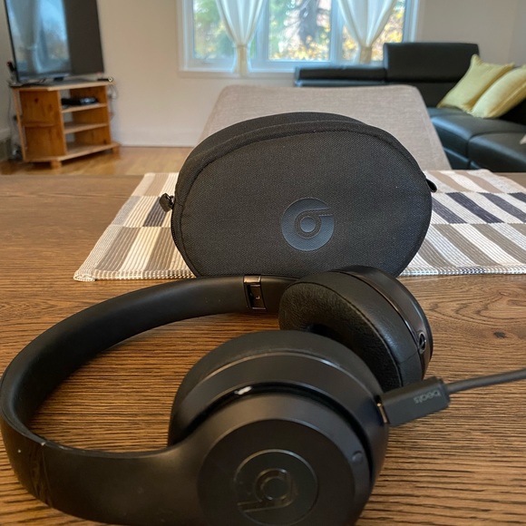 SOLD Wireless Beats solo 3 - Picture 8 of 10